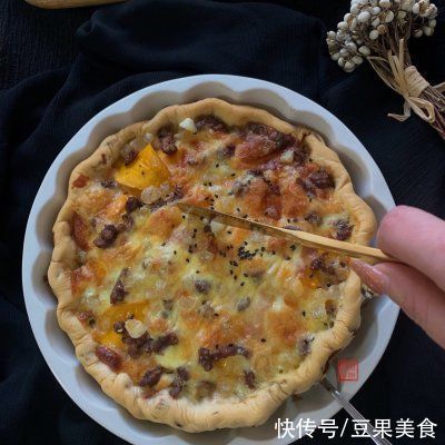 闲食光：花边榴芒牛肉披萨