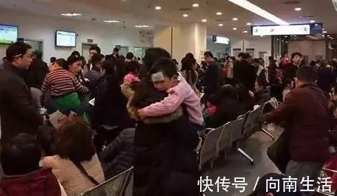 医生|孩子高烧医院排队400号,医生只顾打私人电话,网友:家长活该