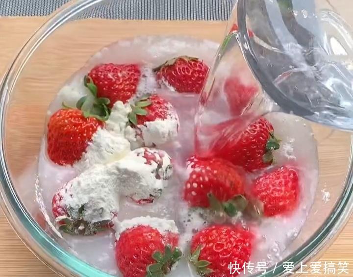 小朋友在家,用草莓,简单几步,轻松做成小吃,香甜爽口,人人爱