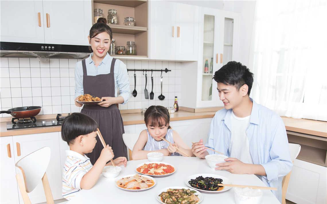 月经|女孩啥时候第一次来例假?年龄不合适可能影响身高,父母需重视