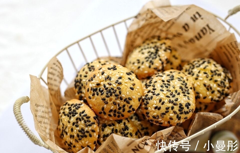 孩子|鸡蛋别再炒着吃了,做成小零食,酥香可口,孩子一口气能吃10个