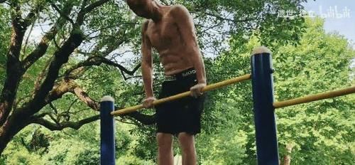 身体素质|爱健身的爷爷有多硬核?引体向上论组做,腹肌线条如刀刻!