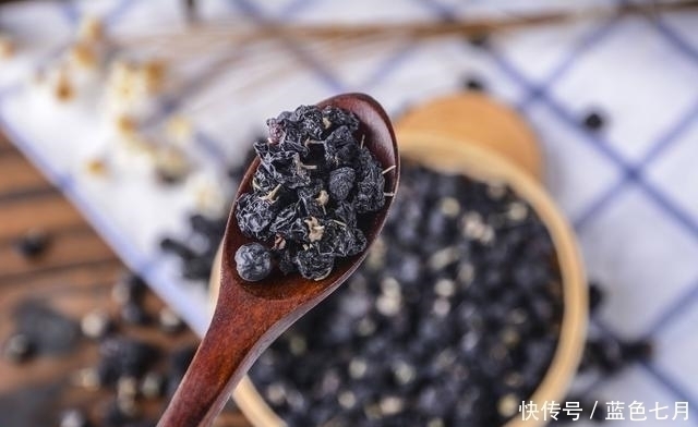 维生素e|枸杞到底是白天吃还是晚上吃?营养师建议你:别超过1个标准