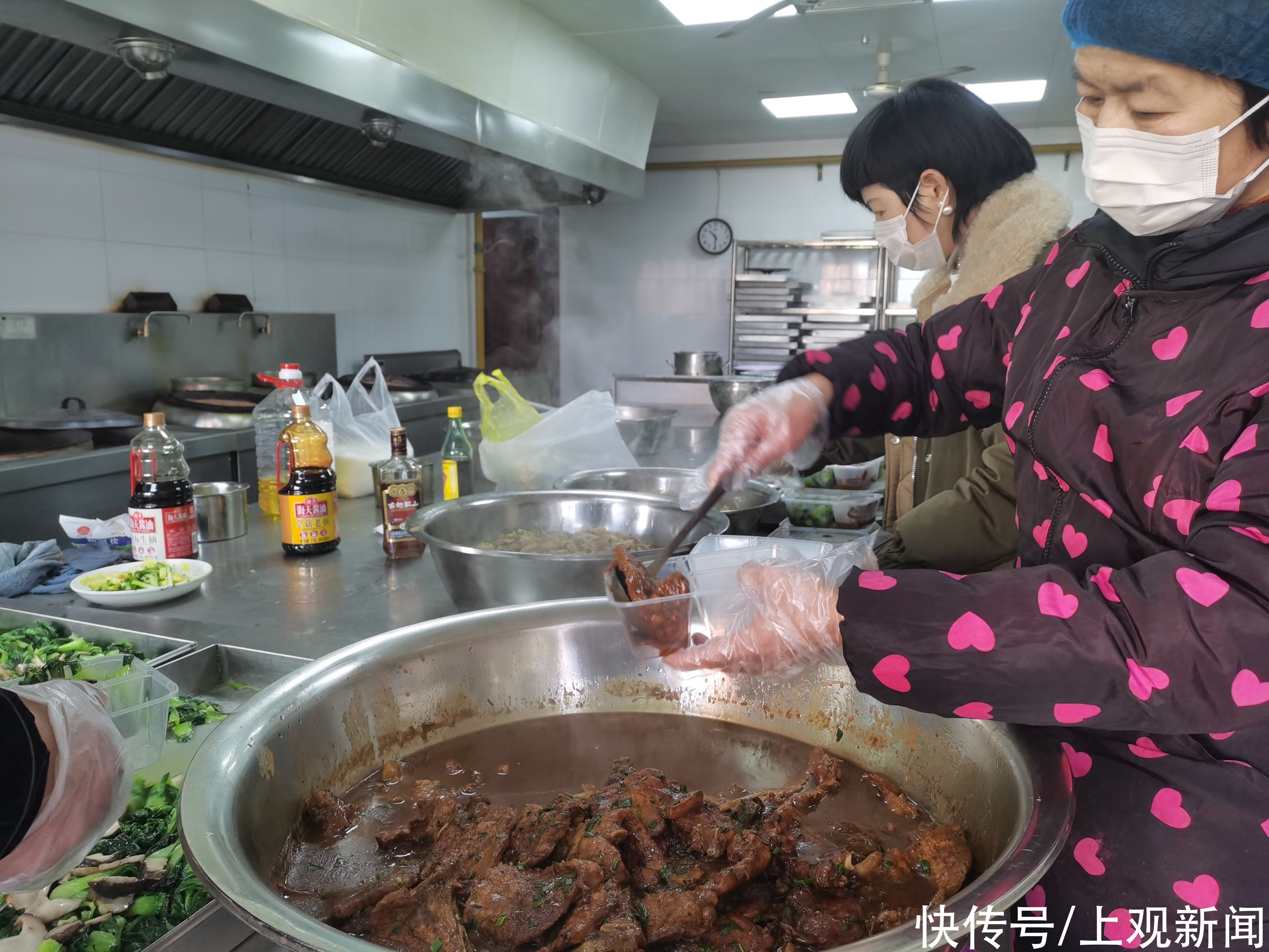 两荤一素,最低6元,可堂食也可“外卖”,松江这里的老人按时吃上热乎饭菜