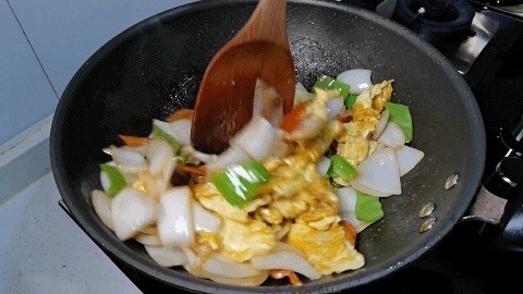 多吃洋葱护心脑,教您地道家常菜,加入鸡蛋炒一炒,天天吃不腻