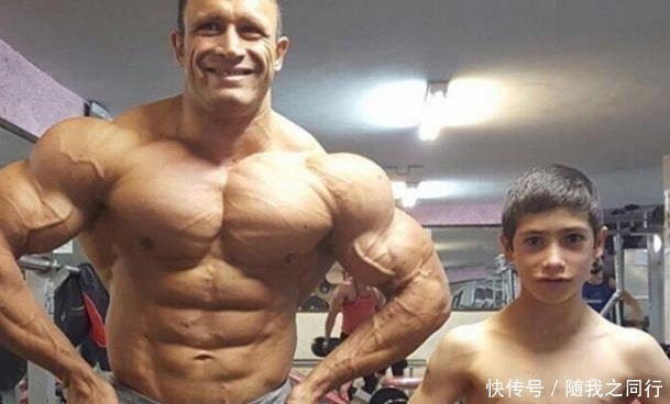 健身房|吃馒头的“农民工”对比“吃蛋白粉的”健身者，谁的肌肉更厉害
