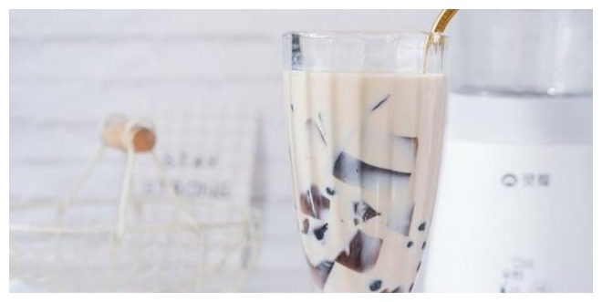 别再花冤枉钱买奶茶了！手把手教你自己做，美味解渴还省钱