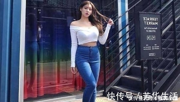 穿搭 牛仔裤美女的穿搭展现视觉上的美感,靓丽而优雅