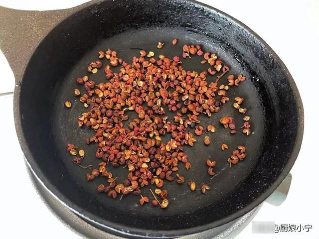 炸小酥肉，面糊是基础，白酒是关键，花椒才是灵魂，这样做才正宗