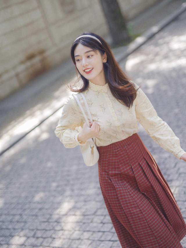 少女气质|2、30岁如何穿出高级的优雅感?衬衫配半身裙,少女气质感十足