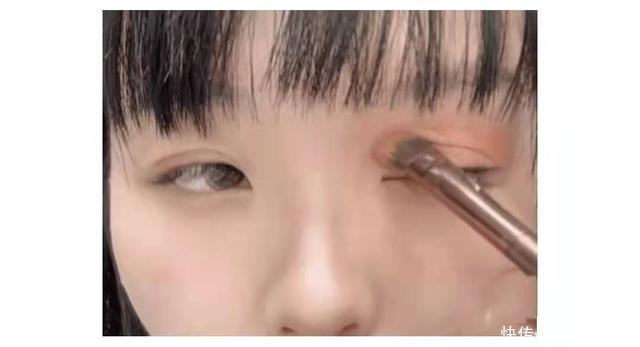 画法|“三式一抹”的眼影画法+牙线画眼线这些奇怪的化妆技巧你知道吗