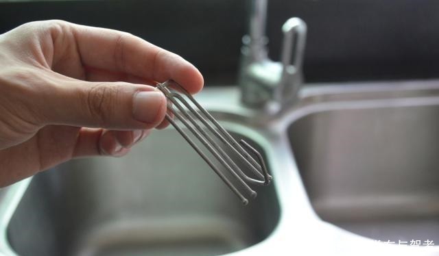 窗帘|洗碗池里放一个窗帘挂钩,真是厉害,一年能省下不少钱,涨知识了!
