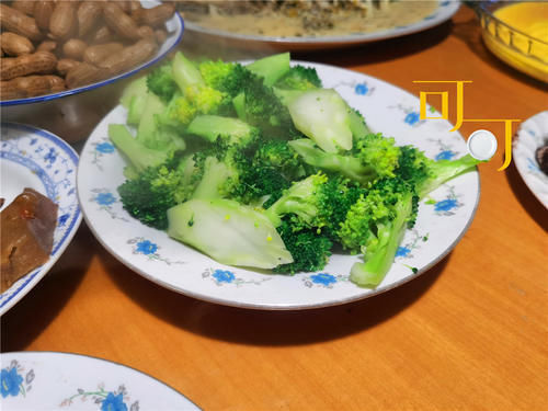 我们去公公婆婆家吃晚饭，老人家做了一桌子的菜，也因为考虑到我们平时爱吃西式的菜