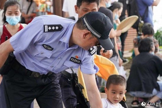 秦文|节日里的坚守：西湖民警“水陆空”立体巡防护平安