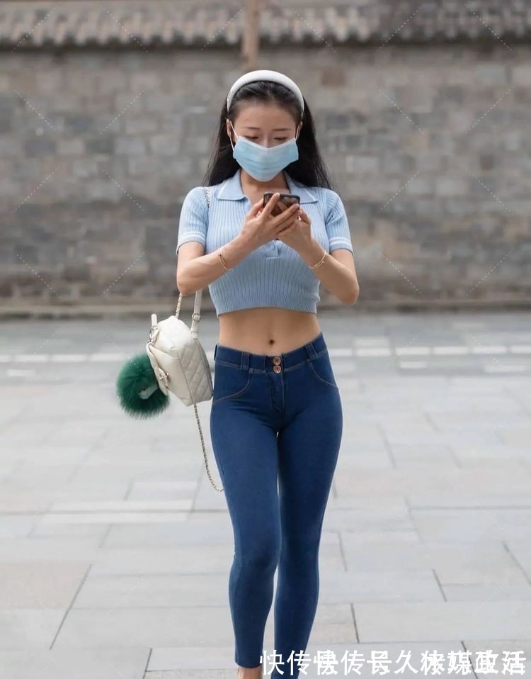 深蓝色|浅蓝色针织T恤、深蓝色牛仔裤,用最简约的衣服,勾勒出了曲线美