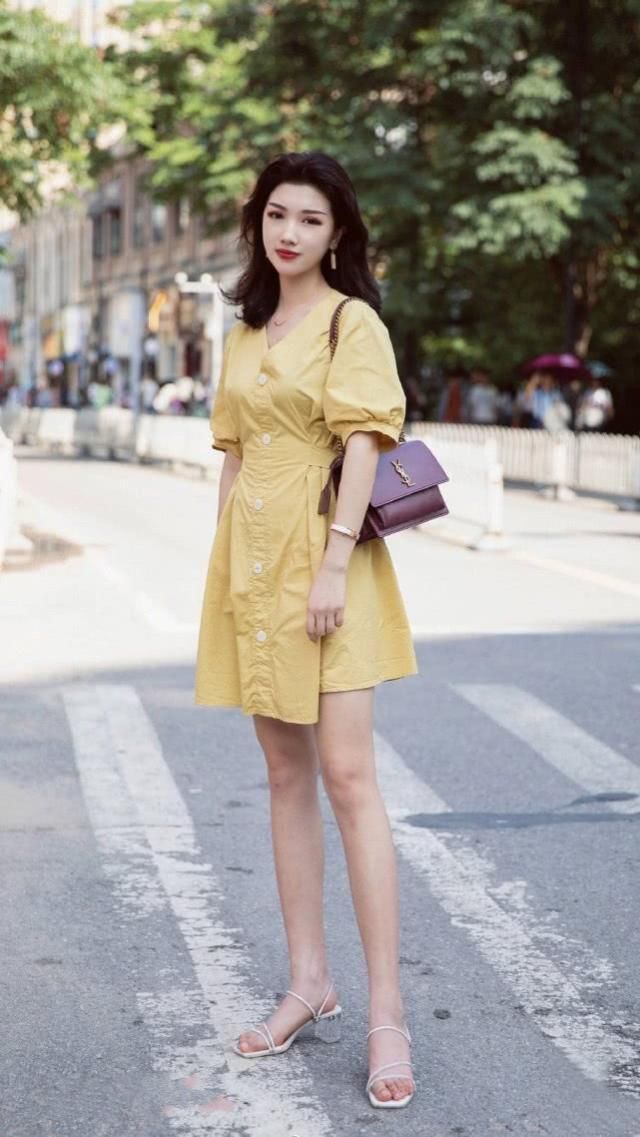 连衣裙展现简约时尚的活力，搭配时尚优雅又显得落落大方