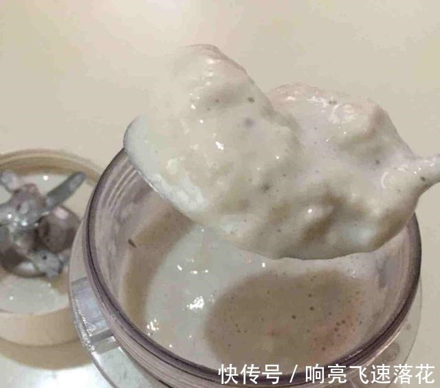 一根香蕉一包牛奶,做出比甜品店好吃的奶昔,宝宝把碗底都吃干净!