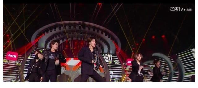 乐华七子NEXT亮相《青春芒果夜》，朱正廷为麦掉了主动道歉