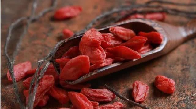 视力不断下降,多吃这4种食物,价格便宜还明目,看得越来越清楚