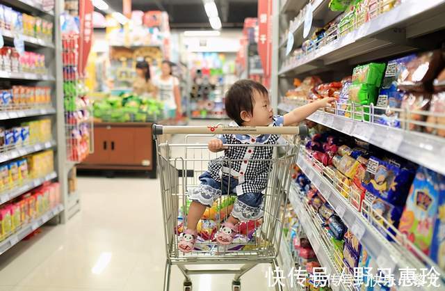 口渴|孩子逛超市口渴,宝妈拿空饮料瓶结账,收银员:麻烦10倍赔偿