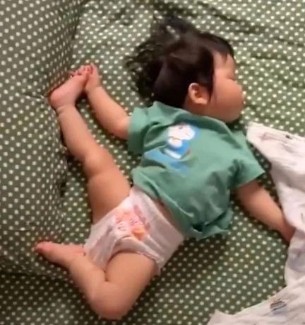 孩子|宝宝“高难度睡姿”火了,妈妈掀开被子一看,网友:嫦娥奔月?