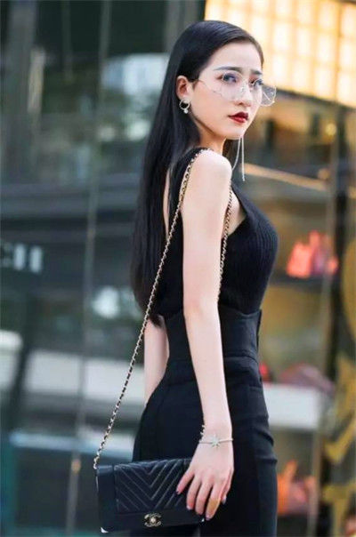 身穿|街拍身穿红色短上衣的小美女,长发飘飘,非常有型