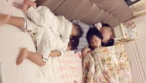 睡觉照|一家四口的“睡觉照”火了，画面让人既好笑又心疼：佛系家长