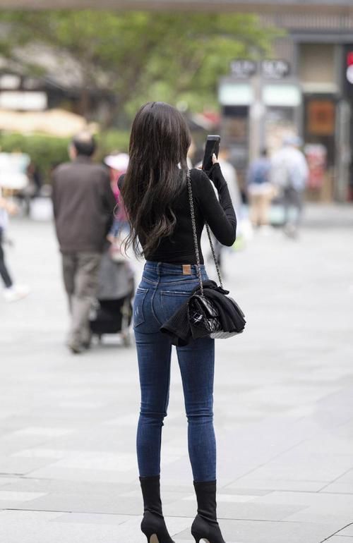 美女本来就长得高,还要踩上高跟鞋,看一般男