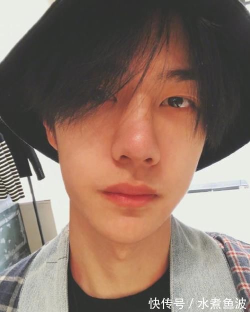 這就是愛|王一博節目曬出自己家,客廳簡單擺放個桌子,就變成他的廚房了