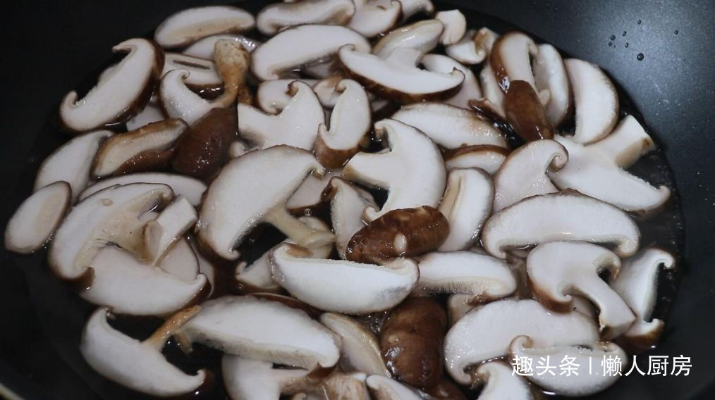 香菇别光炒着吃,教你做凉拌香菇,爽口不油腻