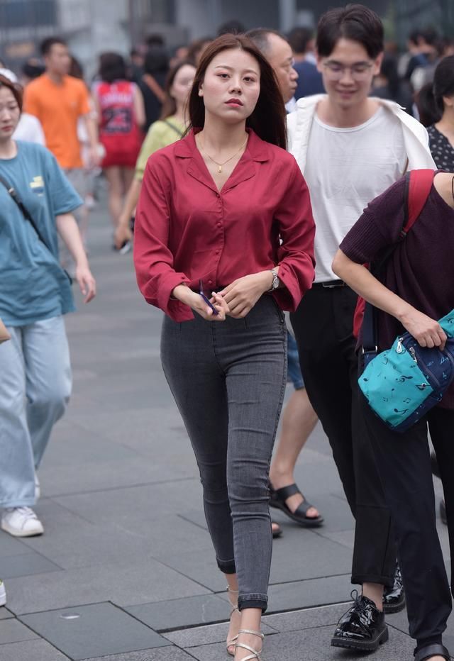 牛仔裤搭配红色衬衣，休闲干练不俗套，日常职场都适用