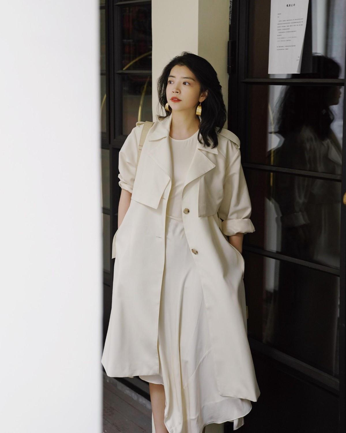 集美 今年穿风衣别买卡其色了!三木带火了“米色风衣”,高级优雅真美