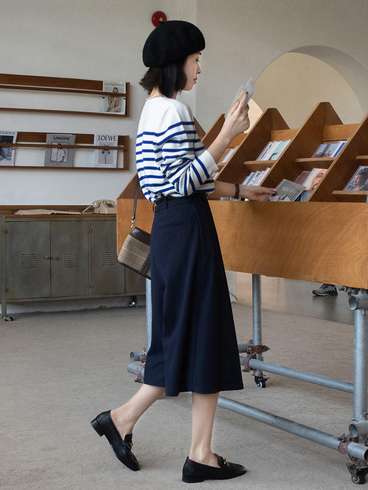 灰色|秋冬,一定要有一件灰色卫衣,搭配牛仔半身裙,简直不要太美