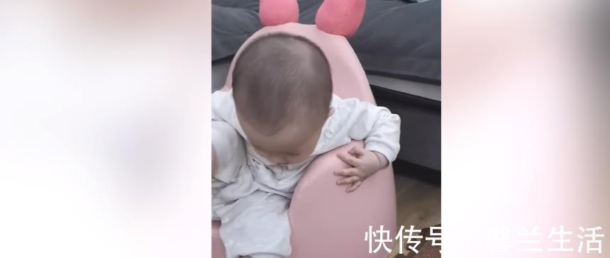 宝宝|宝宝开发了脚的新用途,还能够这样用,真是好新奇啊