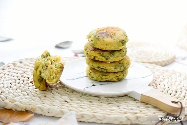 粗粮加菜做的饼子,不拉嗓子味道香,有菜有主食,越嚼越香