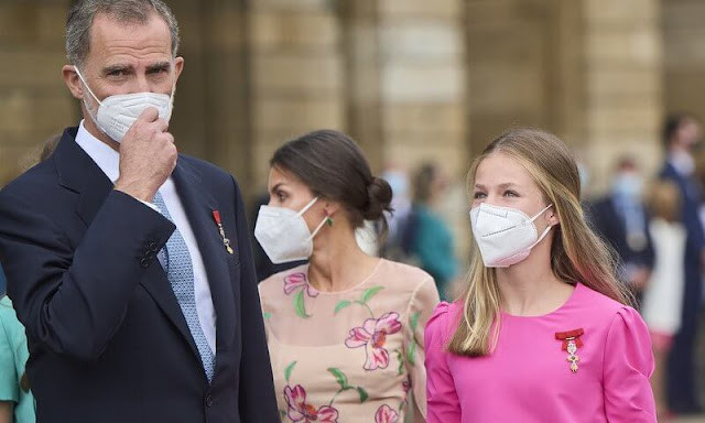 全家福|西班牙王室圣诞全家福来啦! 索菲亚公主穿蓝毛衣亮相, 又完胜姐姐