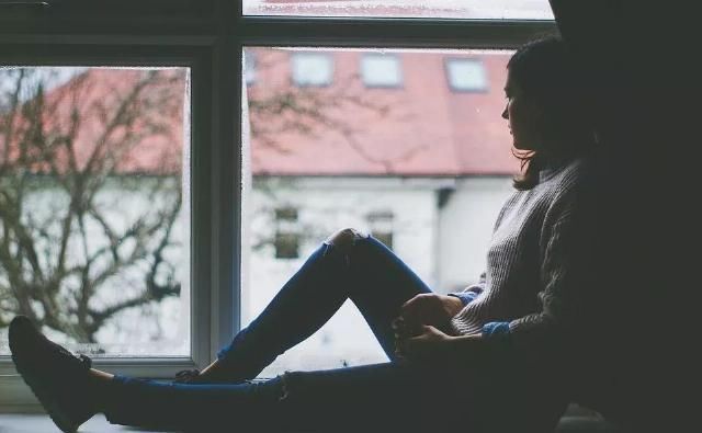 殴打|哥哥蒙头殴打1岁妹妹!二胎爸妈最大的错,是让老大爱老二