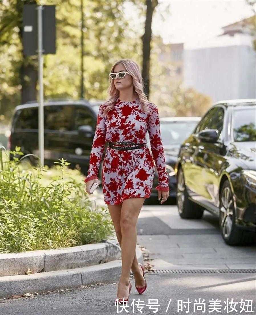 徐璐美|徐璐美到国外去了,黑色连衣裙配绿腰封,戴军装帽气质都提升了