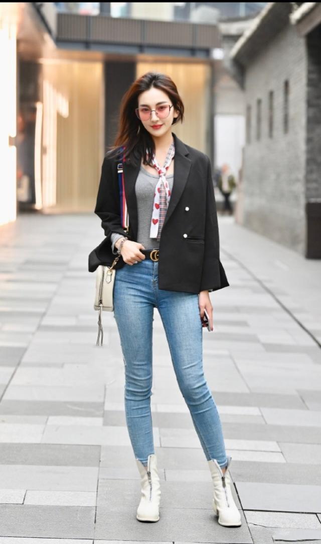 街拍:身材纤瘦的小姐姐,身穿交叉式连衣裙,十分的有气质