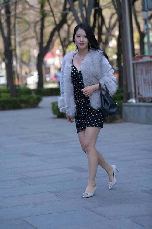 毛皮|美女穿搭:毛皮外套搭配波点裙, 高贵时髦又显白