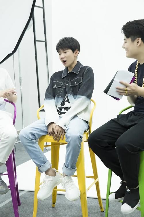 王源新歌首发,录制快本被何炅禁言?奶凶奶凶的表情萌翻了!