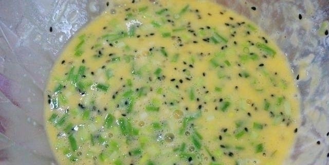 还是老妈这样做的鸡蛋饼好吃，美味又营养，一口气就吃了10张