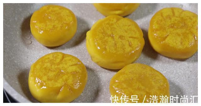 辅食|我家南瓜从不煮粥！比南瓜饼好吃百倍，宝宝吃完舔手指，肉都不换