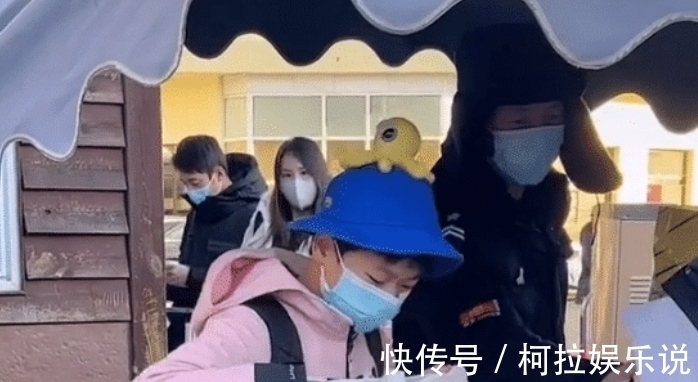 冬训|全红婵现身!穿大棉袄走在雪中,标志性背包,师姐比了个“耶”