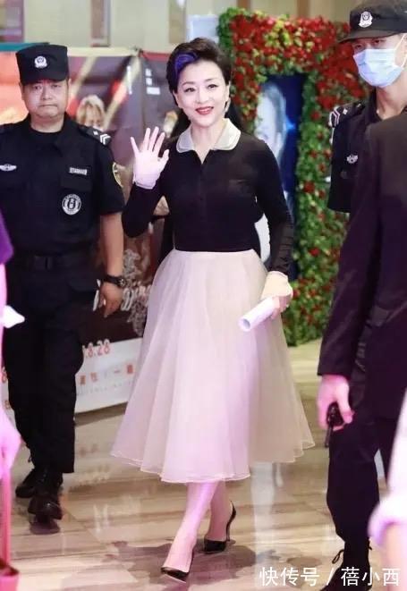 西装|杨澜穿衣从不“装嫩”，穿黑西装内搭白衬衫，骨子里透着高级感