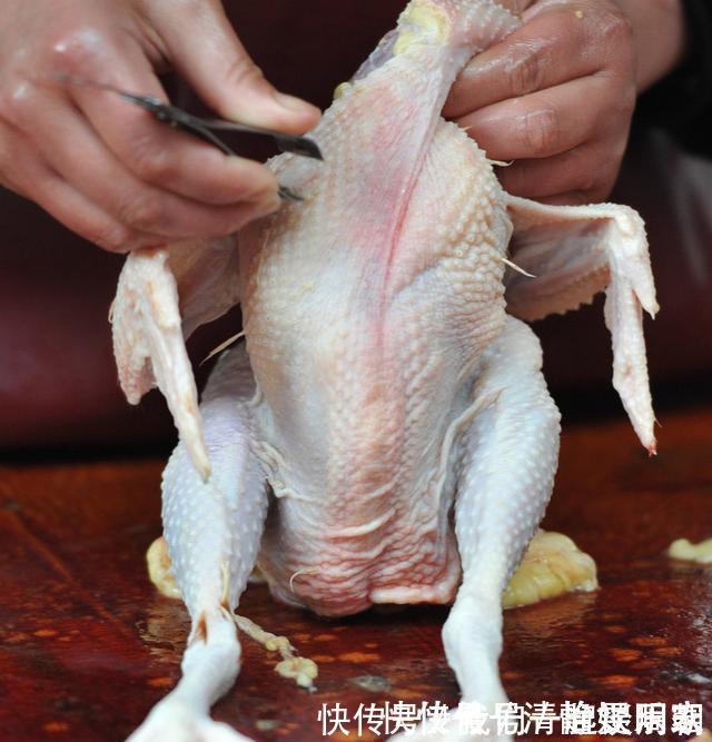 大厨|鸡肉焯水是大忌,不管鲜鸡还是冻肉,大厨教你这样做,鲜嫩有营养