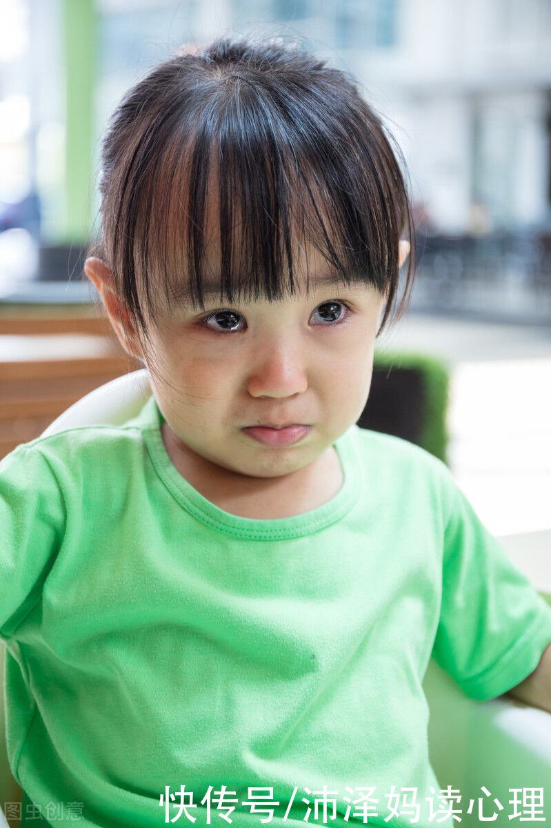 棒棒糖|妈妈夸小朋友的裙子好看，女儿就委屈地哭了
