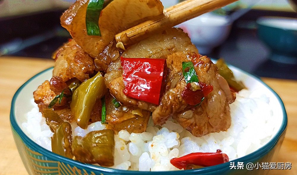 1把酸辣椒加上猪肉简单一炒，味道酸香爽辣，开胃下饭特别好吃