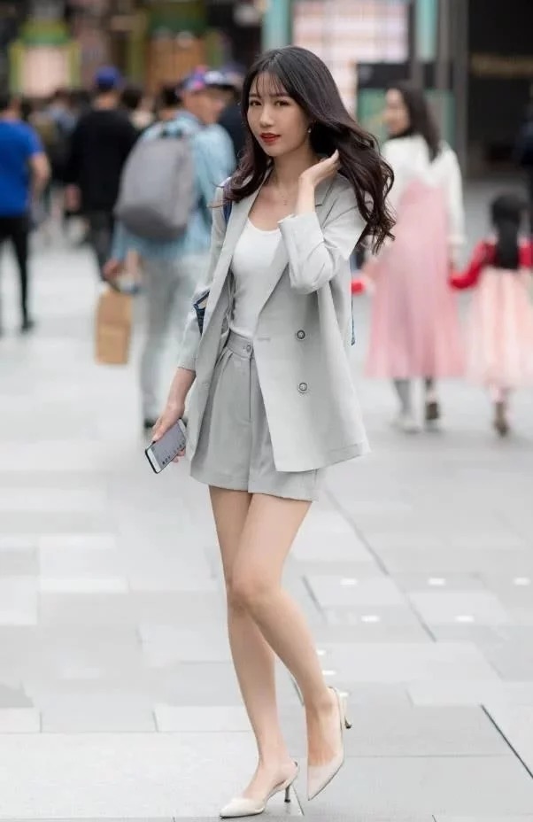 街拍:紧致身材的小姐姐,简约而不简单,令人赏心悦目