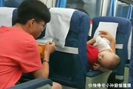 火车|火车上,萌宝“偷窥”小哥哥吃泡面,众人调侃你还能再低一点吗